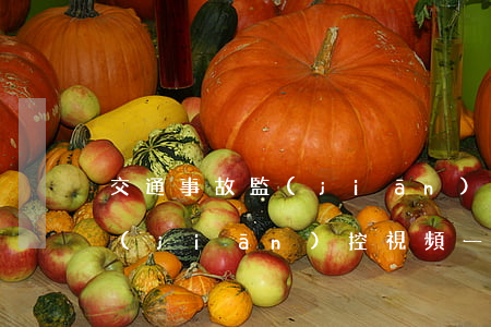 交通事故監(jiān)控視頻(交通事故監(jiān)控視頻一般能不能看清這個(gè)人拿著手機(jī))