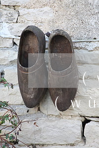 債務(wù)糾紛打官司律師費由誰出（債務(wù)糾紛案件律師發(fā)問）