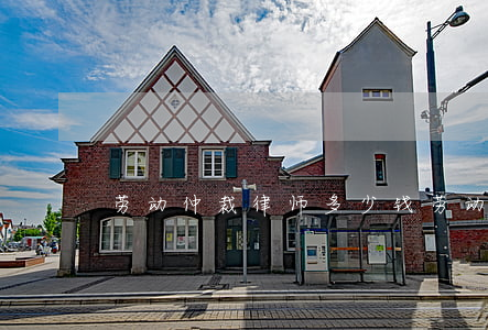 劳动仲裁律师多少钱(劳动仲裁委托律师费用)
