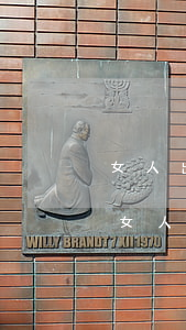女人出軌要不要離婚有三個孩子(一個出軌的女人還能要嗎,有兩個小孩)