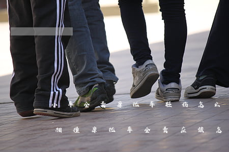 小车全责摩托车轻伤怎么赔偿(摩托车和小车相撞摩托车全责应该怎么赔付)