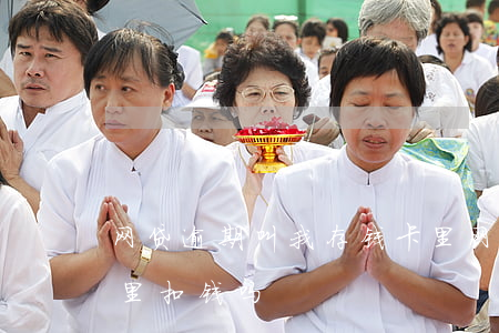 网贷逾期叫我存钱卡里(网贷逾期会从银行卡里扣钱吗)