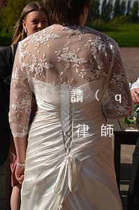 請(qǐng)律師要多少錢一次 上海(上海律師一個(gè)月可以賺多少錢)