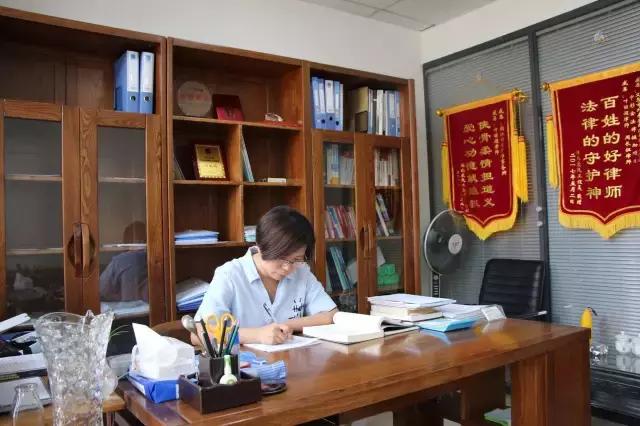 浙江义乌哪个律师比较好(赞｜这名法律援助律师被评为金华市最美！)