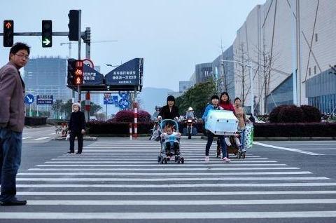 交通事故车全责行人受伤后都有什么赔偿(行人与机动车发生事故，即使行人全责，为何还会要求后者赔偿一些)