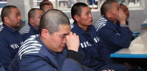 国企职工判缓刑是否开除公职(国企职工退休后被判处有期徒刑的，服刑期间基本养老金这样处理)