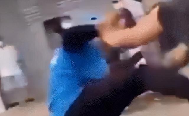 殴打驾校教练(健身教练被外卖小哥当街暴打，网友：肌肉白练了？)