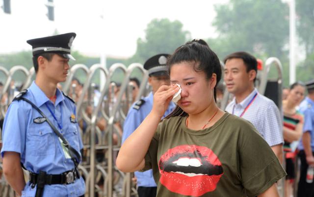 政审是审查亲生父亲还是现在父亲(考生公务员政审“被刷掉”，原因叫人欲哭无泪，原来政审还看这些)
