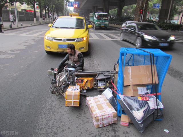 两个电瓶车相撞一方受伤了怎么赔付(两个无牌电动车相撞，造成了经济损失19万，民事赔偿如何解决？)