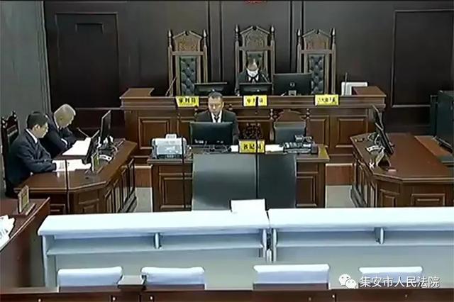 故意伤人轻伤二级判多久(被辱骂后回家拿工具，一棒打倒邻居夫妇，致对方轻伤二级，法院：判刑1年6个月，赔偿10万元)