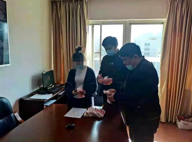 网上理财被骗怎么追回(网友教你投资理财？定远警方追回受害人被骗资金25万元)