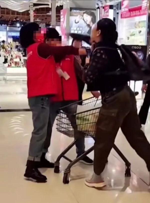 店员偷卖了店里的东西(在超市偷东西被发现拒不承认反扇员工耳光？警方介入)
