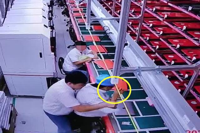 砸别人家东西要拘留几天(上海一男子离职未成携砖块砸公司7台电脑，被警方刑事拘留)