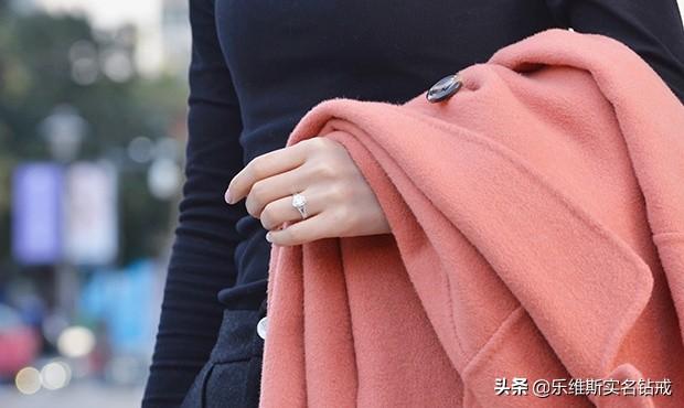 婚戒戴哪个手指女方(女生戒指戴哪个手指？不同手指戴戒指的寓意有哪些？)