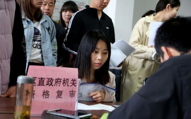 叔叔被判刑影响政审么(家里叔叔有“污点”，导致学生政审未通过，长辈犯错到底谁来承担)