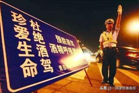 醉驾不起诉决定书拿到了,还要做什么吗(一湃视角：醉驾却被不起诉？西安一男子送锦旗表感谢，引网友质疑)