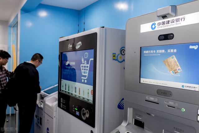 自动取款机取钱演示(存折怎么操作，才能在ATM机上取款？)