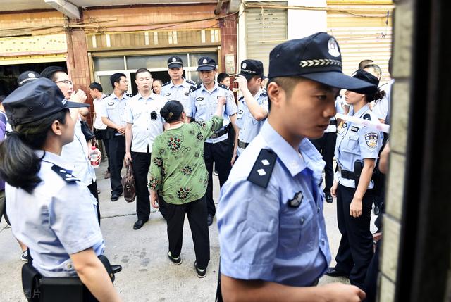 欠银行贷款被起诉开庭不去会判刑吗(债务人收到法院发的强制执行通知后，但是没钱偿还，会有什么后果)