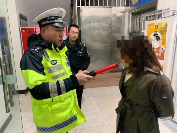 酒精含量43怎么处罚酒后(女子酒后上高速半路抛锚，四川高速公路民警救助后再处罚)