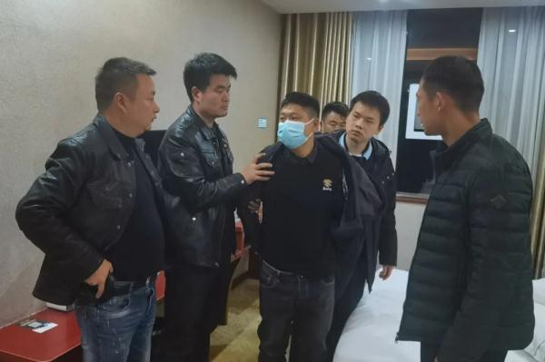 2021犯罪嫌疑人身份证(刚刚，此人已被抓获)