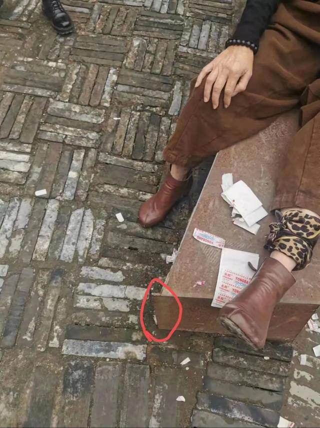 旅游景区受伤如何赔偿(「今日温视听」游客在景区被刮伤，赔偿成难题；窝心！晒衣服却遭油烟熏；心疼！绣花针扎入5岁男童脚踝……)