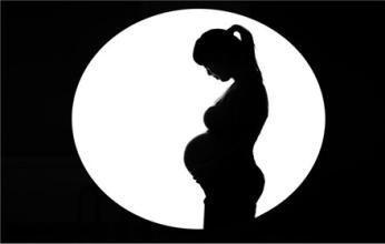 孕妇被撞了怎么要求索赔(秦律师说法：孕妇被车撞致胎儿损伤怎么赔偿？)