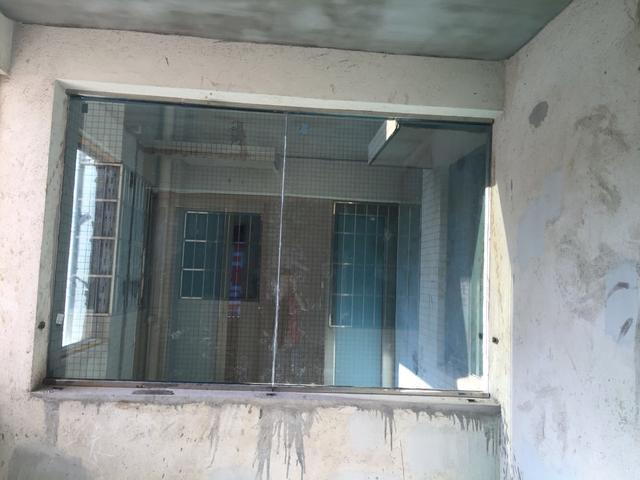 找人装修店铺多少钱(老公非要找熟人装修，光一个玻璃窗要1500元，我们是不是被坑了？)