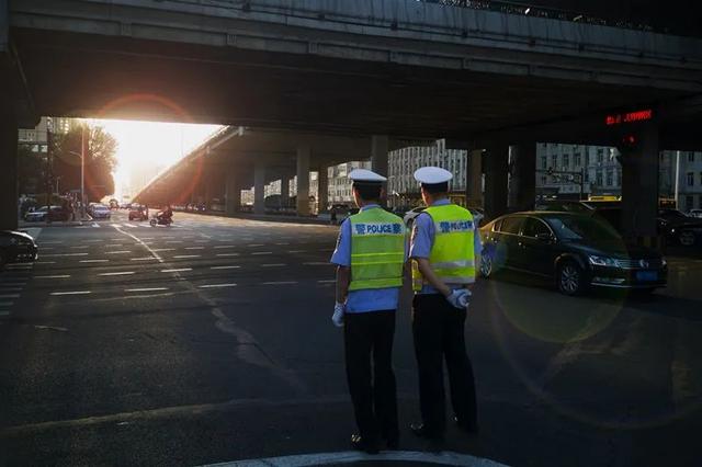 殴打辅警算不算袭警(别把辅警不当警察，袭击辅警同样涉嫌构成袭警罪！)