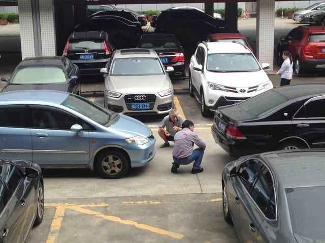 车祸必须报警才能走保险吗(发生事故应该先报警，还是先找保险？老司机：顺序错了一分不赔)