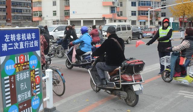 人伤车主需要另外赔钱吗(开车遇到人伤事故，车险究竟怎么赔？)