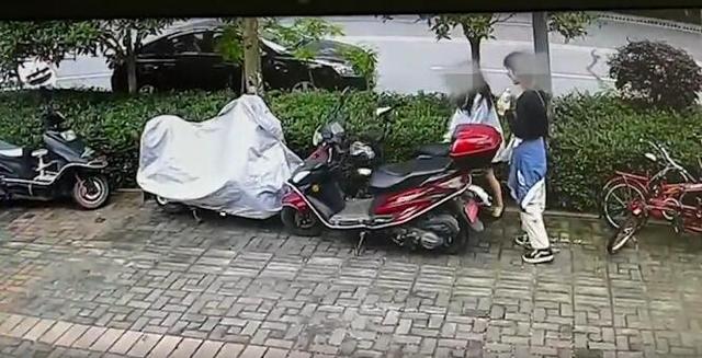 农村情侣电动车激战(小情侣在宜昌偷电动车后竟然不会骑，接下来的一幕太搞笑)
