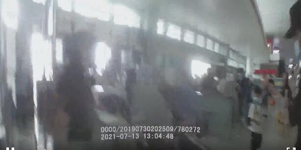 踹了别人一脚用拘留吗(记错身份证号码进不了站，女子手抓脚踢民警被拘留10日)