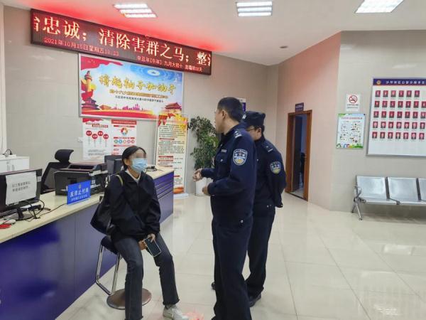 找警察借钱警察会借吗(大学新生找警察借钱“遭拒”，原来背后另有隐情……)