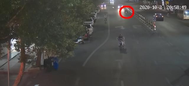 电动车逆行被撞责任(撞了逆行的电动自行车，车主要负责吗？)