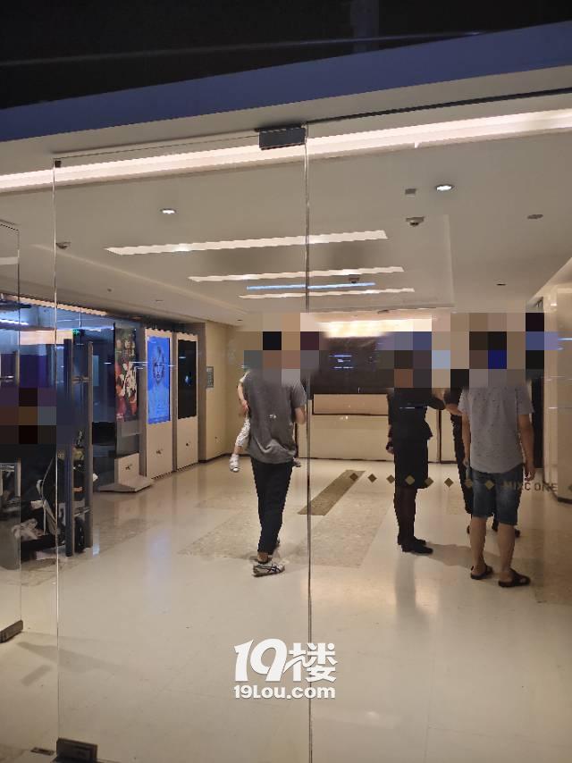 撞人拍片没事要给钱吗有保险(商场玻璃门太透明，男子撞到上唇缝了3针！维权却引发网友争论)