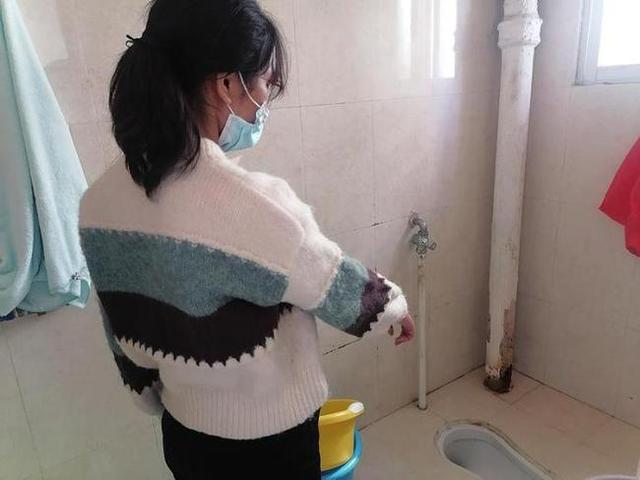 起诉淘宝商家费用大概多少(女子网上找人疏通厕所：半小时收5380元，已向平台举报)