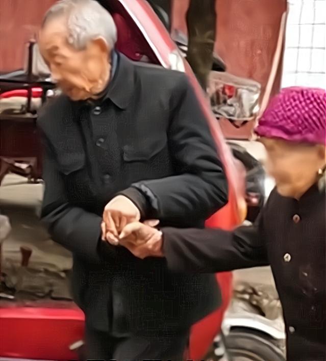 三百元可以起诉吗(8旬老人为300元赡养费起诉3子女，女法官落泪：这样的父母哪里找)