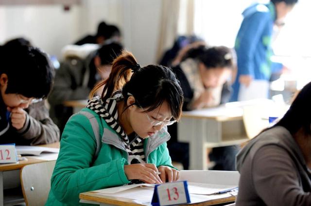 亲叔叔被拘留了,政审能过吗(因叔叔有“污点”，学生政审未通过，长辈犯错到底谁来买单？)