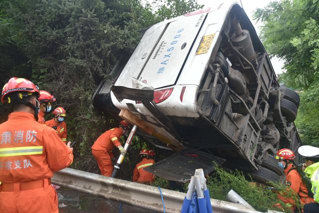 自己开车出车祸死亡保险公司赔偿吗,本车买了商业险(司机自己驾驶车辆碾压身亡，属于车险三责赔偿责任吗？看三审判决)
