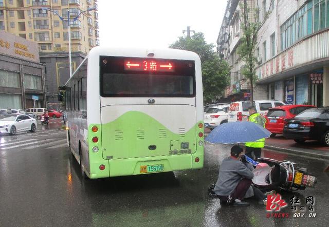 电动车碰撞电动车判责(祁阳：电动车与公交车在“转盘”相撞 电动车负主责)