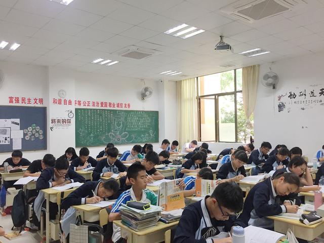 如果老师打学生耳光 是否可以还手(扇耳光，拽头发，校长来也没用？老师打学生？网友：可以还手吗？)