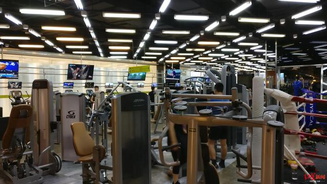 健身房退款起诉状(女大学生称跟私教锻炼后大腿损伤要求退款 健身房：请鉴定)