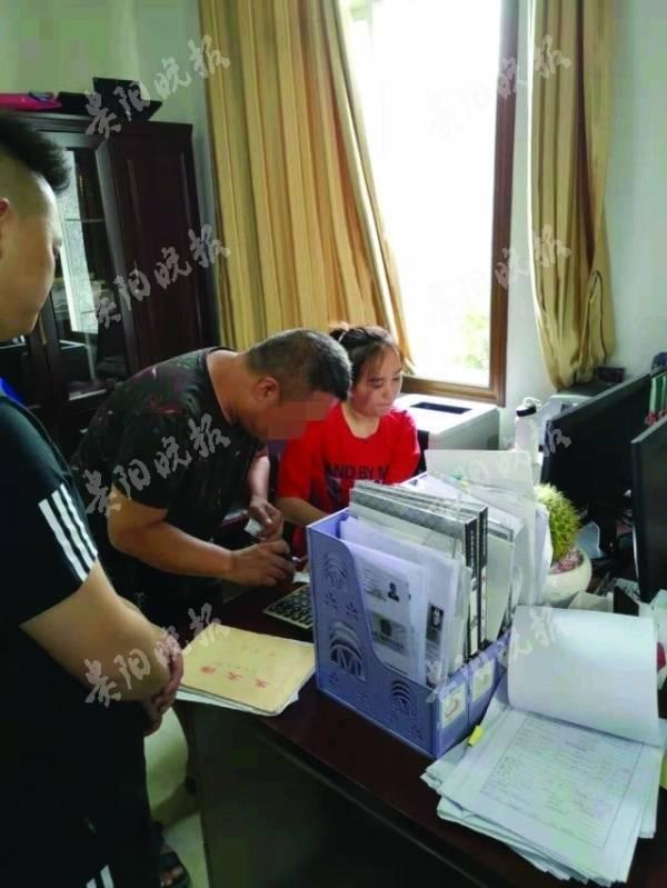 父亲欠钱政审能过吗(“老赖”父亲不还钱 拖累女儿政审)