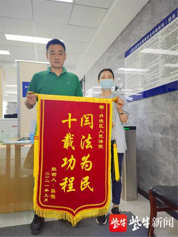 别人还钱怎么写收条(15万元10年终还清！38张收条见证了当年的善意执行)