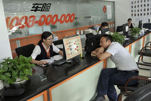 对方肇事逃逸怎么办(汽车无故被剐蹭肇事方跑了咋办？掌握两点小技巧，照样能得到赔偿)