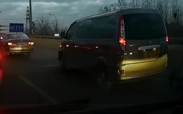 下载什么软件可以拍违法停车(您通过“随手拍”举报的交通违法行为已查处)