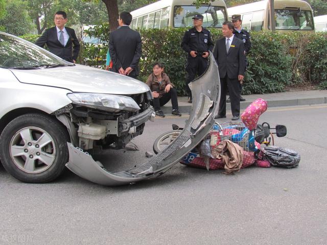 汽车撞了人拍片没事赔多少钱(正常行车撞上电动车，谁的全责？)