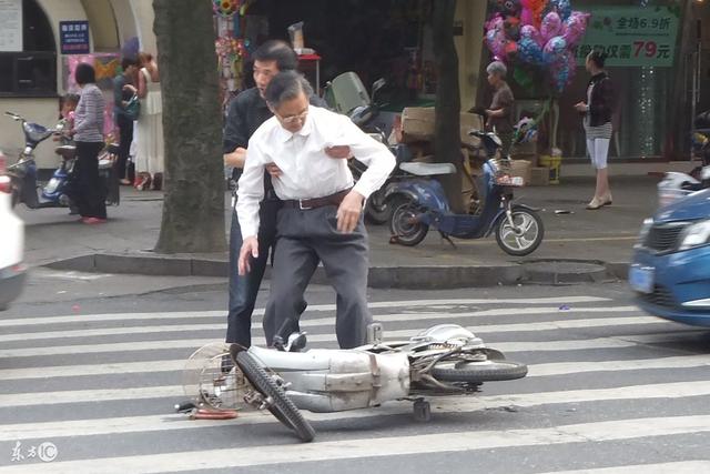 无责撞人会赔钱吗(有人说交通法规定，车主无责也要赔钱，这是真的吗？看律师怎么说)