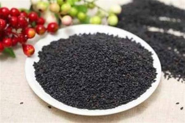 吃黑芝麻头发会变黑吗(黑芝麻能让头发变黑？别天真了，多吃3物还算靠谱)