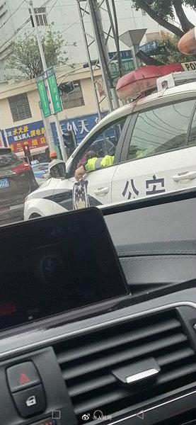交警开着警车拍违停合法吗(照罚！交警被拍到开警车时抽烟违停)